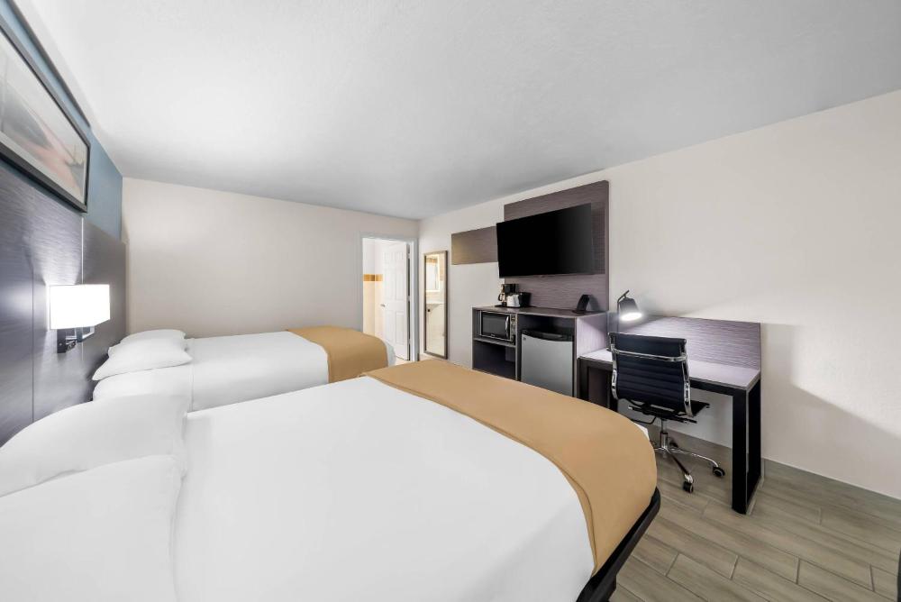 Quadruple Room with Two Queen Beds - Disability Access/Non Smoking interior
