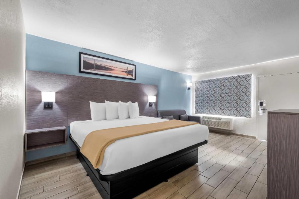 King Room - Non-Smoking interior